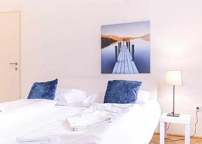 Simple 2-bedroom With King Beds & Wi-fi